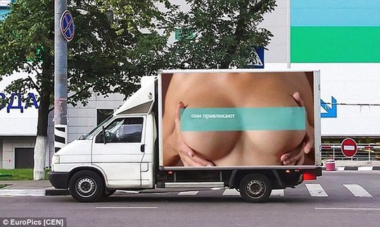 mobile_billboard_boobs_moscow.jpg